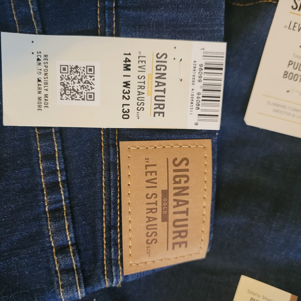 Levi's Women's Boot Cut Jeans in Dark Blue